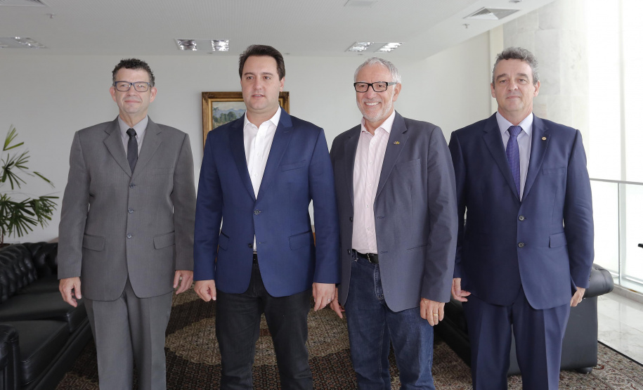 O governador Carlos Massa Ratinho Junior assina Termo de Cooperação entre FIEP e Agência Paraná de Desenvolvimento. Presentes: presidente da FIEP, Edson Campagnolo; Eduardo Bekin, diretor da Paraná Desenvolvimento; Márcio Nunes, secretário de Desenvolvimento Sustentável e Turismo; entre outros.Curitiba, 14-02-19.Foto: Arnaldo Alves / ANPr.