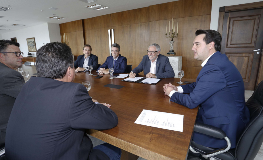 O governador Carlos Massa Ratinho Junior assina Termo de Cooperação entre FIEP e Agência Paraná de Desenvolvimento. Presentes: presidente da FIEP, Edson Campagnolo; Eduardo Bekin, diretor da Paraná Desenvolvimento; Márcio Nunes, secretário de Desenvolvimento Sustentável e Turismo; entre outros.Curitiba, 14-02-19.Foto: Arnaldo Alves / ANPr.