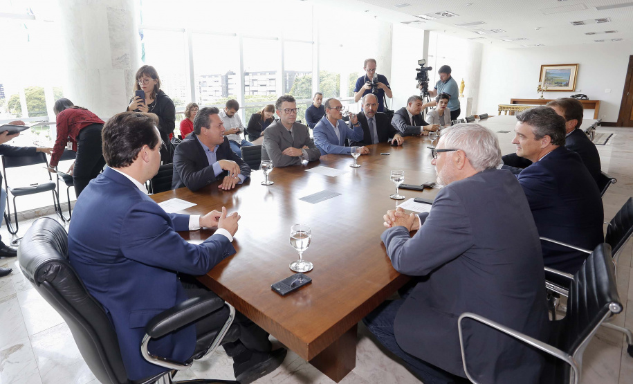 O governador Carlos Massa Ratinho Junior assina Termo de Cooperação entre FIEP e Agência Paraná de Desenvolvimento. Presentes: presidente da FIEP, Edson Campagnolo; Eduardo Bekin, diretor da Paraná Desenvolvimento; Márcio Nunes, secretário de Desenvolvimento Sustentável e Turismo; entre outros.Curitiba, 14-02-19.Foto: Arnaldo Alves / ANPr.