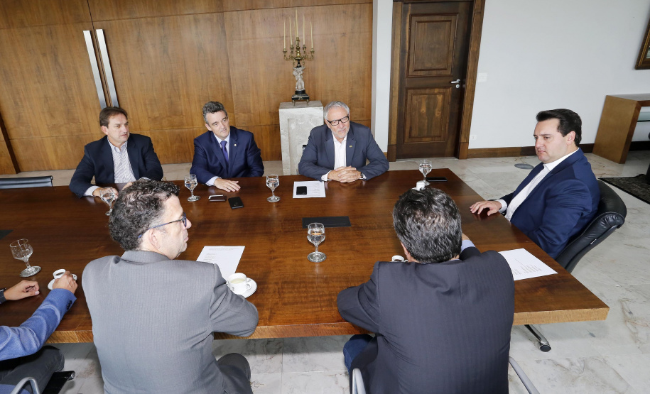 O governador Carlos Massa Ratinho Junior assina Termo de Cooperação entre FIEP e Agência Paraná de Desenvolvimento. Presentes: presidente da FIEP, Edson Campagnolo; Eduardo Bekin, diretor da Paraná Desenvolvimento; Márcio Nunes, secretário de Desenvolvimento Sustentável e Turismo; entre outros.Curitiba, 14-02-19.Foto: Arnaldo Alves / ANPr.