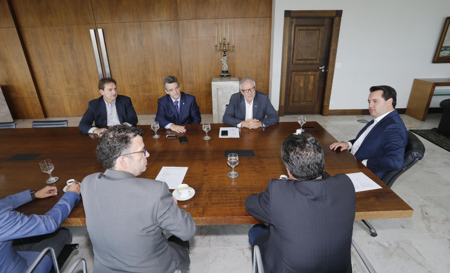 O governador Carlos Massa Ratinho Junior assina Termo de Cooperação entre FIEP e Agência Paraná de Desenvolvimento. Presentes: presidente da FIEP, Edson Campagnolo; Eduardo Bekin, diretor da Paraná Desenvolvimento; Márcio Nunes, secretário de Desenvolvimento Sustentável e Turismo; entre outros.Curitiba, 14-02-19.Foto: Arnaldo Alves / ANPr.