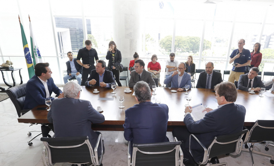 O governador Carlos Massa Ratinho Junior assina Termo de Cooperação entre FIEP e Agência Paraná de Desenvolvimento. Presentes: presidente da FIEP, Edson Campagnolo; Eduardo Bekin, diretor da Paraná Desenvolvimento; Márcio Nunes, secretário de Desenvolvimento Sustentável e Turismo; entre outros.Curitiba, 14-02-19.Foto: Arnaldo Alves / ANPr.