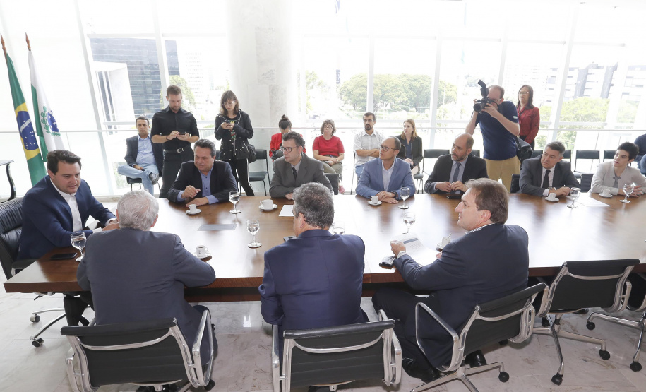 O governador Carlos Massa Ratinho Junior assina Termo de Cooperação entre FIEP e Agência Paraná de Desenvolvimento. Presentes: presidente da FIEP, Edson Campagnolo; Eduardo Bekin, diretor da Paraná Desenvolvimento; Márcio Nunes, secretário de Desenvolvimento Sustentável e Turismo; entre outros.Curitiba, 14-02-19.Foto: Arnaldo Alves / ANPr.