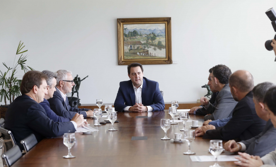 O governador Carlos Massa Ratinho Junior assina Termo de Cooperação entre FIEP e Agência Paraná de Desenvolvimento. Presentes: presidente da FIEP, Edson Campagnolo; Eduardo Bekin, diretor da Paraná Desenvolvimento; Márcio Nunes, secretário de Desenvolvimento Sustentável e Turismo; entre outros.Curitiba, 14-02-19.Foto: Arnaldo Alves / ANPr.