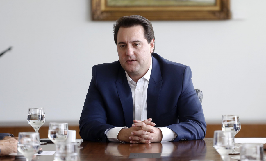 O governador Carlos Massa Ratinho Junior assina Termo de Cooperação entre FIEP e Agência Paraná de Desenvolvimento. Presentes: presidente da FIEP, Edson Campagnolo; Eduardo Bekin, diretor da Paraná Desenvolvimento; Márcio Nunes, secretário de Desenvolvimento Sustentável e Turismo; entre outros.Curitiba, 14-02-19.Foto: Arnaldo Alves / ANPr.