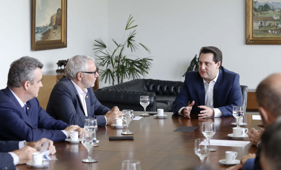 O governador Carlos Massa Ratinho Junior assina Termo de Cooperação entre FIEP e Agência Paraná de Desenvolvimento. Presentes: presidente da FIEP, Edson Campagnolo; Eduardo Bekin, diretor da Paraná Desenvolvimento; Márcio Nunes, secretário de Desenvolvimento Sustentável e Turismo; entre outros.Curitiba, 14-02-19.Foto: Arnaldo Alves / ANPr.