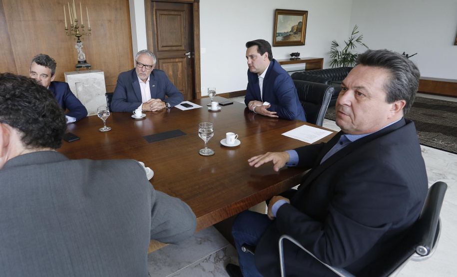 O governador Carlos Massa Ratinho Junior assina Termo de Cooperação entre FIEP e Agência Paraná de Desenvolvimento. Presentes: presidente da FIEP, Edson Campagnolo; Eduardo Bekin, diretor da Paraná Desenvolvimento; Márcio Nunes, secretário de Desenvolvimento Sustentável e Turismo; entre outros.Curitiba, 14-02-19.Foto: Arnaldo Alves / ANPr.