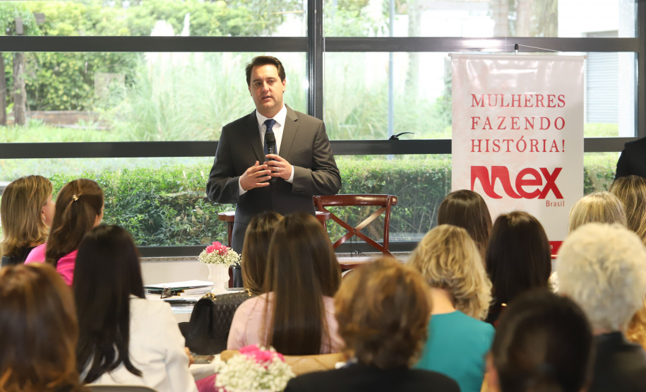 O governador Carlos Massa Ratinho Junior afirmou nesta sexta-feira (15) que o Governo do Estado vai incentivar negócios administrados por mulheres. Ele participou, em Curitiba, do encontro do grupo MEX Brasil – Espaço Mulheres Executivas e falou sobre o fortalecimento de linhas de crédito voltadas para o empreendedorismo feminino. Curitiba, 15/02/2019. Foto: Rodrigo Felix Leal/ANPr