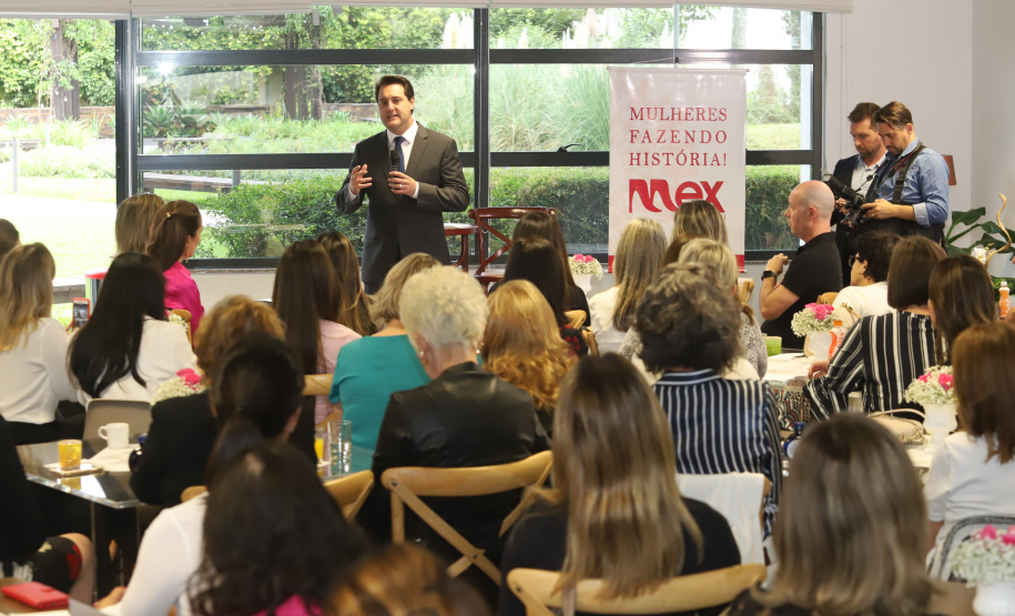 O governador Carlos Massa Ratinho Junior afirmou nesta sexta-feira (15) que o Governo do Estado vai incentivar negócios administrados por mulheres. Ele participou, em Curitiba, do encontro do grupo MEX Brasil – Espaço Mulheres Executivas e falou sobre o fortalecimento de linhas de crédito voltadas para o empreendedorismo feminino. Curitiba, 15/02/2019. Foto: Rodrigo Felix Leal/ANPr