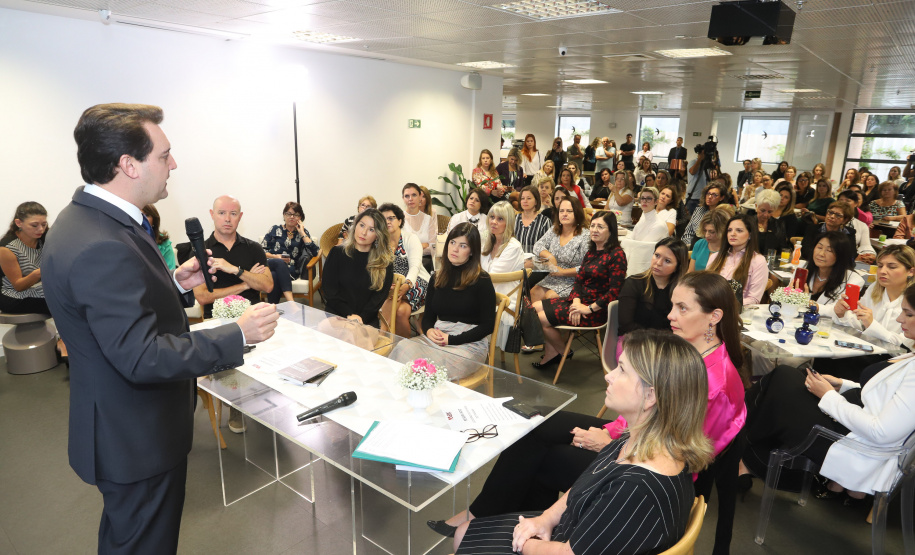 O governador Carlos Massa Ratinho Junior afirmou nesta sexta-feira (15) que o Governo do Estado vai incentivar negócios administrados por mulheres. Ele participou, em Curitiba, do encontro do grupo MEX Brasil – Espaço Mulheres Executivas e falou sobre o fortalecimento de linhas de crédito voltadas para o empreendedorismo feminino. Curitiba, 15/02/2019. Foto: Rodrigo Felix Leal/ANPr