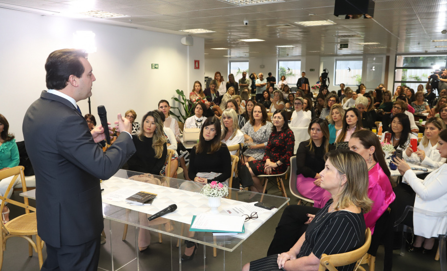 O governador Carlos Massa Ratinho Junior afirmou nesta sexta-feira (15) que o Governo do Estado vai incentivar negócios administrados por mulheres. Ele participou, em Curitiba, do encontro do grupo MEX Brasil – Espaço Mulheres Executivas e falou sobre o fortalecimento de linhas de crédito voltadas para o empreendedorismo feminino. Curitiba, 15/02/2019. Foto: Rodrigo Felix Leal/ANPr