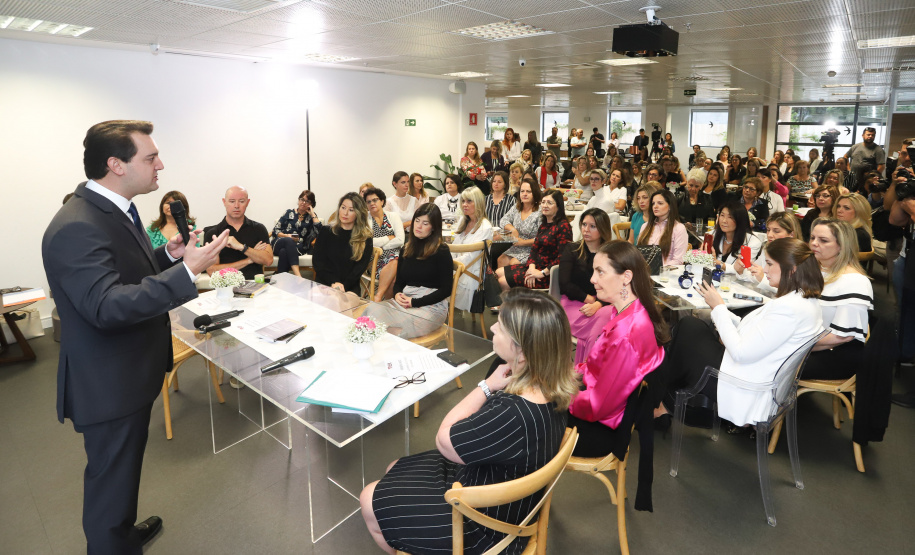 O governador Carlos Massa Ratinho Junior afirmou nesta sexta-feira (15) que o Governo do Estado vai incentivar negócios administrados por mulheres. Ele participou, em Curitiba, do encontro do grupo MEX Brasil – Espaço Mulheres Executivas e falou sobre o fortalecimento de linhas de crédito voltadas para o empreendedorismo feminino. Curitiba, 15/02/2019. Foto: Rodrigo Felix Leal/ANPr