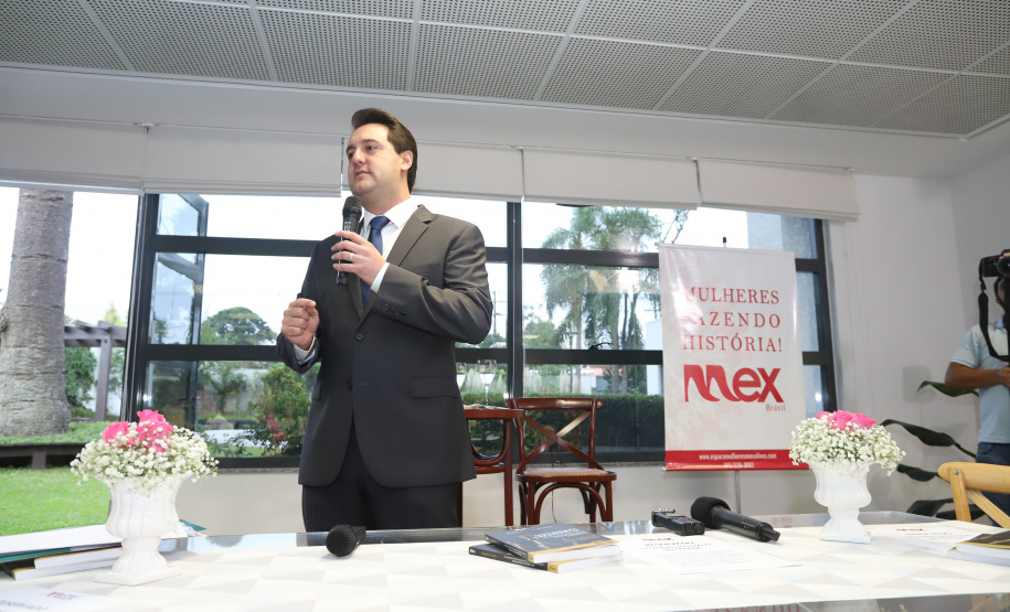 O governador Carlos Massa Ratinho Junior afirmou nesta sexta-feira (15) que o Governo do Estado vai incentivar negócios administrados por mulheres. Ele participou, em Curitiba, do encontro do grupo MEX Brasil – Espaço Mulheres Executivas e falou sobre o fortalecimento de linhas de crédito voltadas para o empreendedorismo feminino. Curitiba, 15/02/2019. Foto: Rodrigo Felix Leal/ANPr