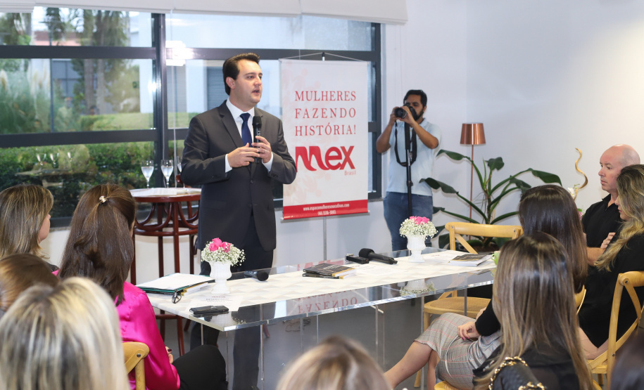 O governador Carlos Massa Ratinho Junior afirmou nesta sexta-feira (15) que o Governo do Estado vai incentivar negócios administrados por mulheres. Ele participou, em Curitiba, do encontro do grupo MEX Brasil – Espaço Mulheres Executivas e falou sobre o fortalecimento de linhas de crédito voltadas para o empreendedorismo feminino. Curitiba, 15/02/2019. Foto: Rodrigo Felix Leal/ANPr