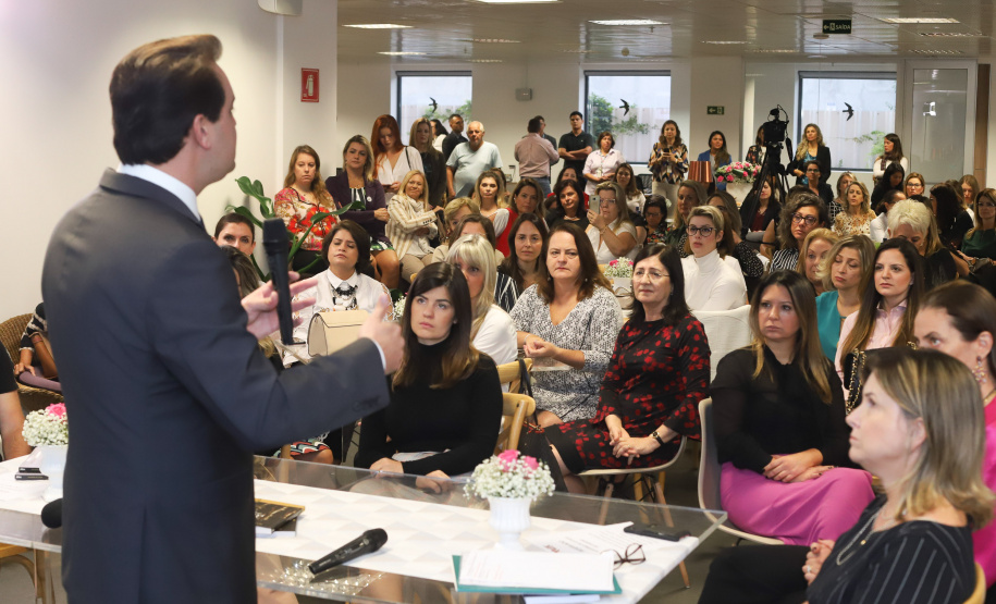 O governador Carlos Massa Ratinho Junior afirmou nesta sexta-feira (15) que o Governo do Estado vai incentivar negócios administrados por mulheres. Ele participou, em Curitiba, do encontro do grupo MEX Brasil – Espaço Mulheres Executivas e falou sobre o fortalecimento de linhas de crédito voltadas para o empreendedorismo feminino. Curitiba, 15/02/2019. Foto: Rodrigo Felix Leal/ANPr