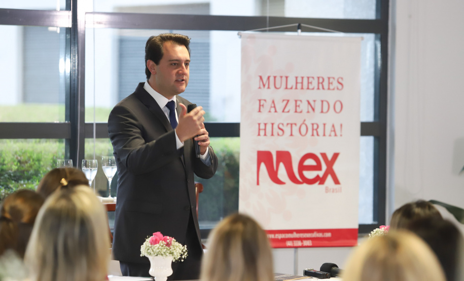 O governador Carlos Massa Ratinho Junior afirmou nesta sexta-feira (15) que o Governo do Estado vai incentivar negócios administrados por mulheres. Ele participou, em Curitiba, do encontro do grupo MEX Brasil – Espaço Mulheres Executivas e falou sobre o fortalecimento de linhas de crédito voltadas para o empreendedorismo feminino. Curitiba, 15/02/2019. Foto: Rodrigo Felix Leal/ANPr