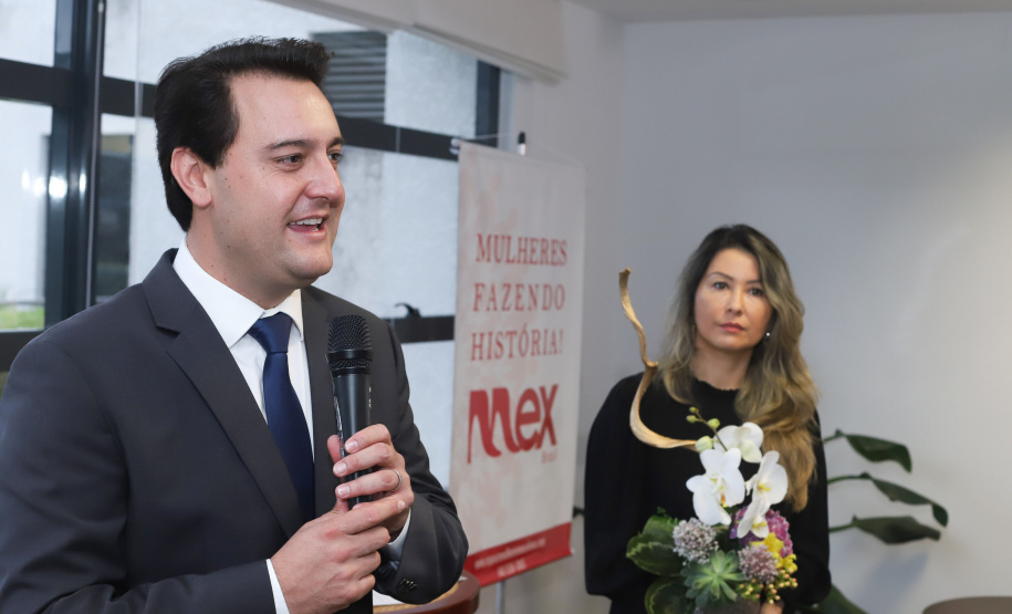 O governador Carlos Massa Ratinho Junior afirmou nesta sexta-feira (15) que o Governo do Estado vai incentivar negócios administrados por mulheres. Ele participou, em Curitiba, do encontro do grupo MEX Brasil – Espaço Mulheres Executivas e falou sobre o fortalecimento de linhas de crédito voltadas para o empreendedorismo feminino. Curitiba, 15/02/2019. Foto: Rodrigo Felix Leal/ANPr