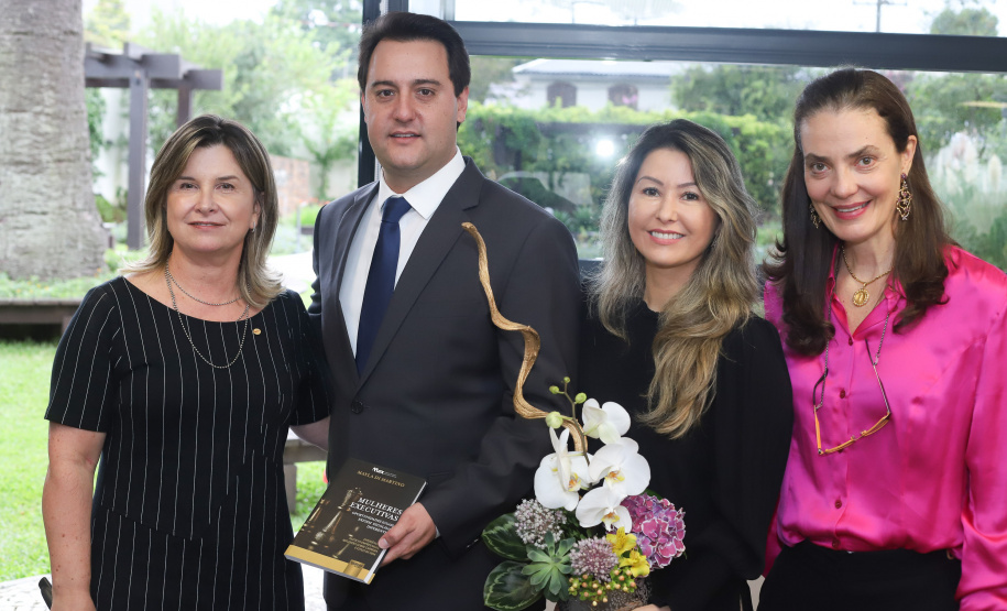 O governador Carlos Massa Ratinho Junior afirmou nesta sexta-feira (15) que o Governo do Estado vai incentivar negócios administrados por mulheres. Ele participou, em Curitiba, do encontro do grupo MEX Brasil – Espaço Mulheres Executivas e falou sobre o fortalecimento de linhas de crédito voltadas para o empreendedorismo feminino. Curitiba, 15/02/2019. Foto: Rodrigo Felix Leal/ANPr