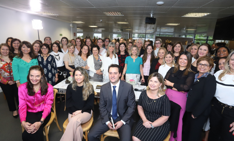 O governador Carlos Massa Ratinho Junior afirmou nesta sexta-feira (15) que o Governo do Estado vai incentivar negócios administrados por mulheres. Ele participou, em Curitiba, do encontro do grupo MEX Brasil – Espaço Mulheres Executivas e falou sobre o fortalecimento de linhas de crédito voltadas para o empreendedorismo feminino. Curitiba, 15/02/2019. Foto: Rodrigo Felix Leal/ANPr