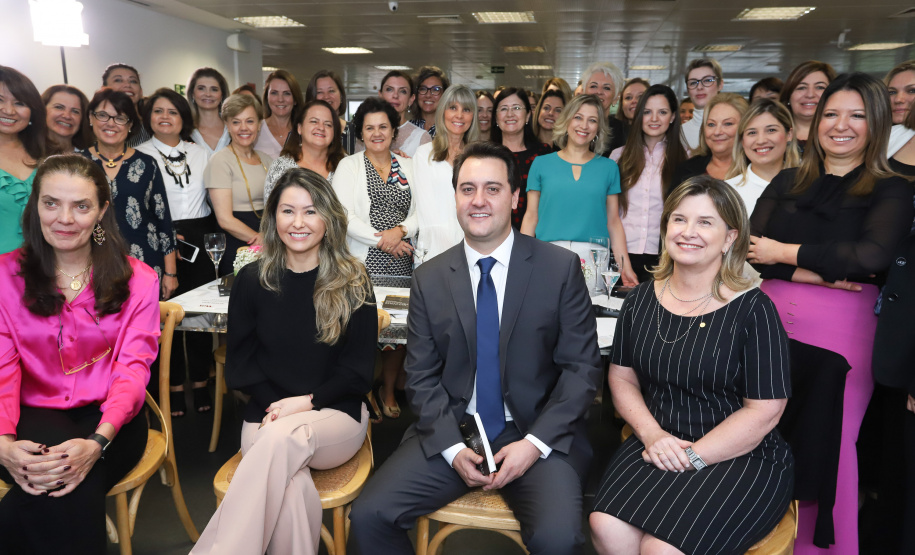 O governador Carlos Massa Ratinho Junior afirmou nesta sexta-feira (15) que o Governo do Estado vai incentivar negócios administrados por mulheres. Ele participou, em Curitiba, do encontro do grupo MEX Brasil – Espaço Mulheres Executivas e falou sobre o fortalecimento de linhas de crédito voltadas para o empreendedorismo feminino. Curitiba, 15/02/2019. Foto: Rodrigo Felix Leal/ANPr