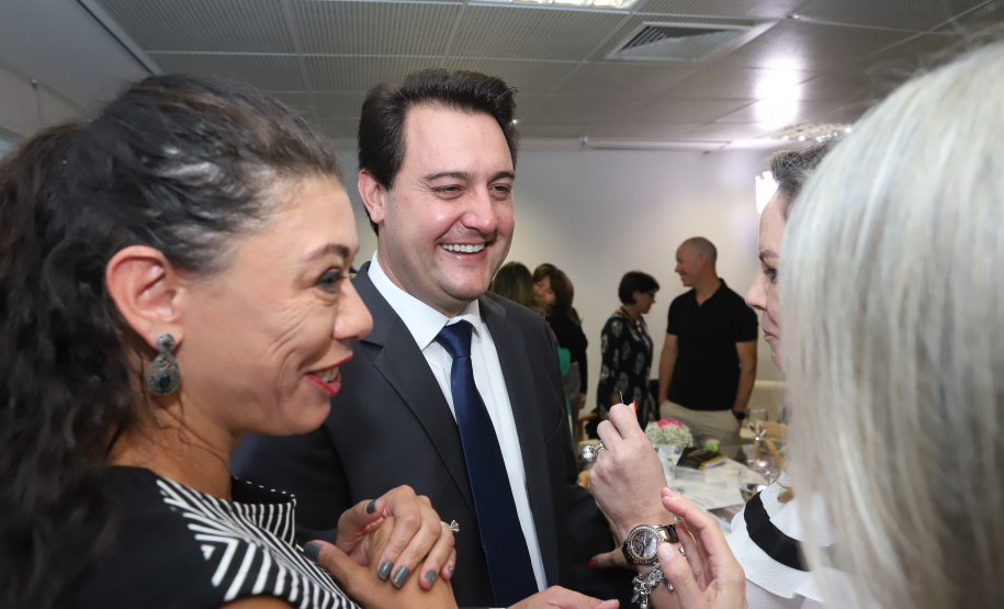 O governador Carlos Massa Ratinho Junior afirmou nesta sexta-feira (15) que o Governo do Estado vai incentivar negócios administrados por mulheres. Ele participou, em Curitiba, do encontro do grupo MEX Brasil – Espaço Mulheres Executivas e falou sobre o fortalecimento de linhas de crédito voltadas para o empreendedorismo feminino. Curitiba, 15/02/2019. Foto: Rodrigo Felix Leal/ANPr