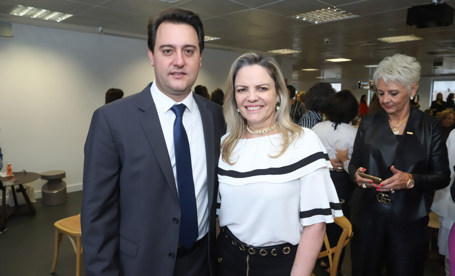 O governador Carlos Massa Ratinho Junior afirmou nesta sexta-feira (15) que o Governo do Estado vai incentivar negócios administrados por mulheres. Ele participou, em Curitiba, do encontro do grupo MEX Brasil – Espaço Mulheres Executivas e falou sobre o fortalecimento de linhas de crédito voltadas para o empreendedorismo feminino. Curitiba, 15/02/2019. Foto: Rodrigo Felix Leal/ANPr