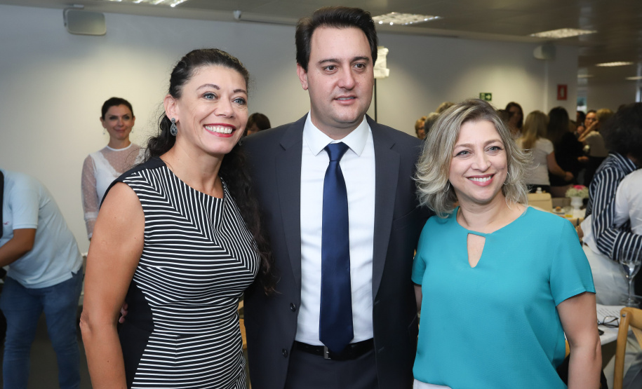 O governador Carlos Massa Ratinho Junior afirmou nesta sexta-feira (15) que o Governo do Estado vai incentivar negócios administrados por mulheres. Ele participou, em Curitiba, do encontro do grupo MEX Brasil – Espaço Mulheres Executivas e falou sobre o fortalecimento de linhas de crédito voltadas para o empreendedorismo feminino. Curitiba, 15/02/2019. Foto: Rodrigo Felix Leal/ANPr