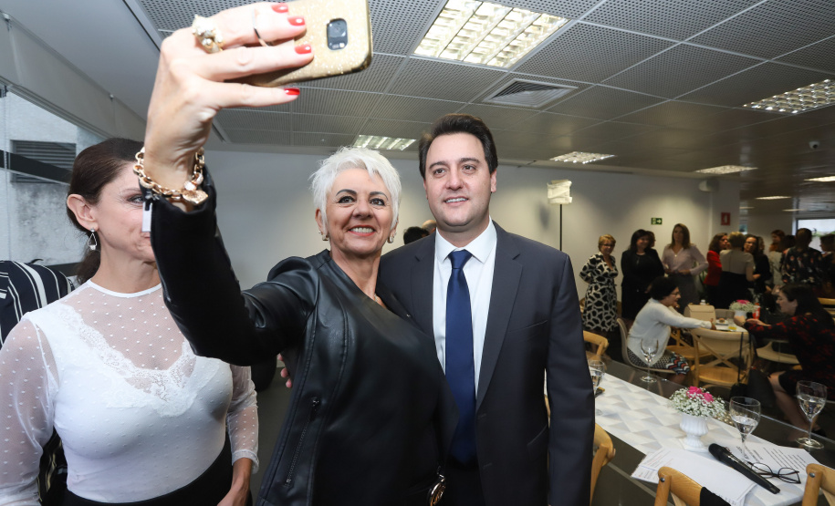 O governador Carlos Massa Ratinho Junior afirmou nesta sexta-feira (15) que o Governo do Estado vai incentivar negócios administrados por mulheres. Ele participou, em Curitiba, do encontro do grupo MEX Brasil – Espaço Mulheres Executivas e falou sobre o fortalecimento de linhas de crédito voltadas para o empreendedorismo feminino. Curitiba, 15/02/2019. Foto: Rodrigo Felix Leal/ANPr