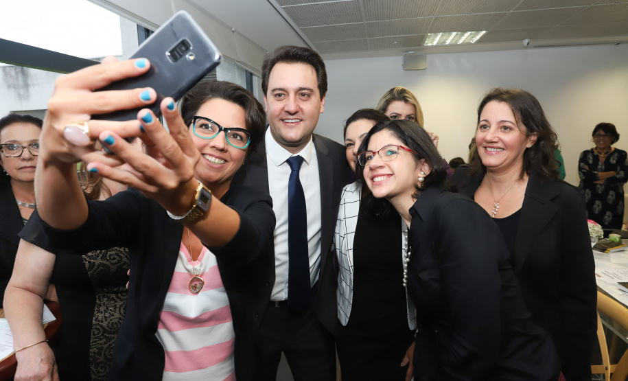 O governador Carlos Massa Ratinho Junior afirmou nesta sexta-feira (15) que o Governo do Estado vai incentivar negócios administrados por mulheres. Ele participou, em Curitiba, do encontro do grupo MEX Brasil – Espaço Mulheres Executivas e falou sobre o fortalecimento de linhas de crédito voltadas para o empreendedorismo feminino. Curitiba, 15/02/2019. Foto: Rodrigo Felix Leal/ANPr