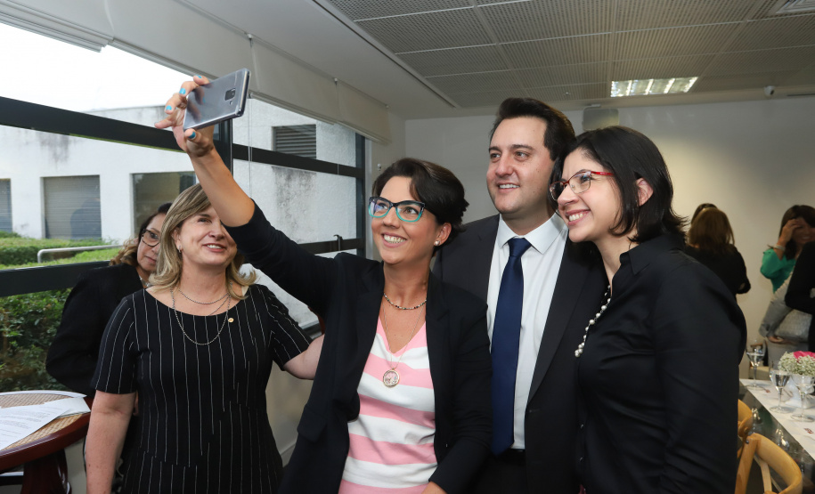 O governador Carlos Massa Ratinho Junior afirmou nesta sexta-feira (15) que o Governo do Estado vai incentivar negócios administrados por mulheres. Ele participou, em Curitiba, do encontro do grupo MEX Brasil – Espaço Mulheres Executivas e falou sobre o fortalecimento de linhas de crédito voltadas para o empreendedorismo feminino. Curitiba, 15/02/2019. Foto: Rodrigo Felix Leal/ANPr