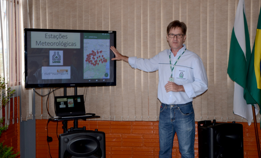 O Instituto Agronômico do Paraná (Iapar) lançou, nesta terça-feira (05), no Show Rural, em Cascavel, um aplicativo de monitoramento do clima disponível no celular. Paralelamente lançou o atlas climático atualizado, também disponível on-line.  Na foto,  o pesquisador da área de Agrometeorologia, Pablo Nitsche, do Iapar  -  Cascavel, 05/02/2019  -  Foto: Divulgação SEAB