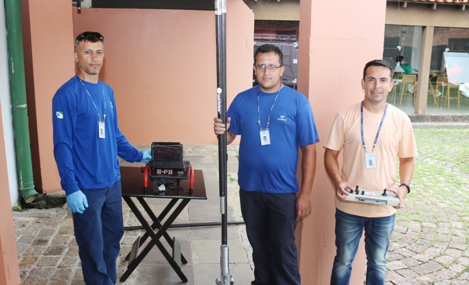 A Companhia de Saneamento do Paraná (Sanepar) e a Secretaria Municipal do Meio Ambiente de Curitiba vão reforçar a parceria nos próximos meses para a despoluição dos rios urbanos de Curitiba.    Na imagem, Equipe da Sanepar com equipamentos de telediagnóstico de rede  -  Curitiba, 15/02/2019  -  Foto: Divulgação Sanepar