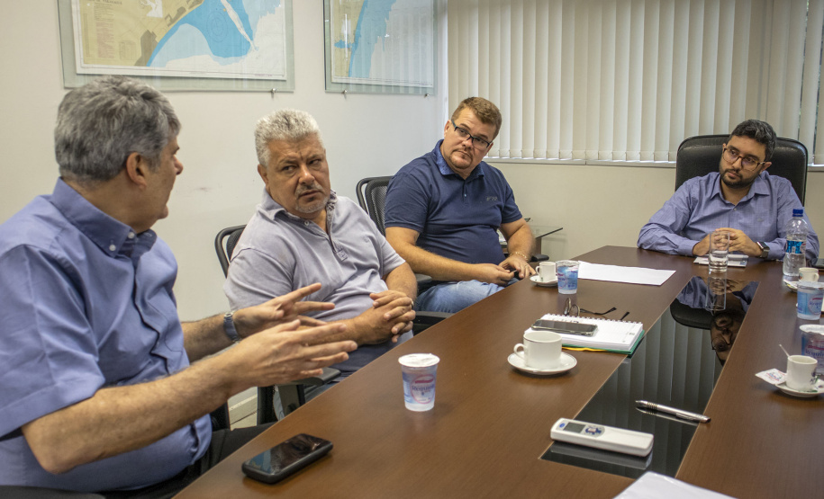 A relação do Porto de Paranaguá com a cidade foi tema de uma reunião entre o diretor dos Portos do Paraná, Luiz Fernando Garcia, e o prefeito Marcelo Roque, nesta sexta-feira (15). O encontro faz parte dos esforços da nova gestão em contribuir com o desenvolvimento do município e aproximar a comunidade da atividade portuária. Foto:Claudio Neves/APPA