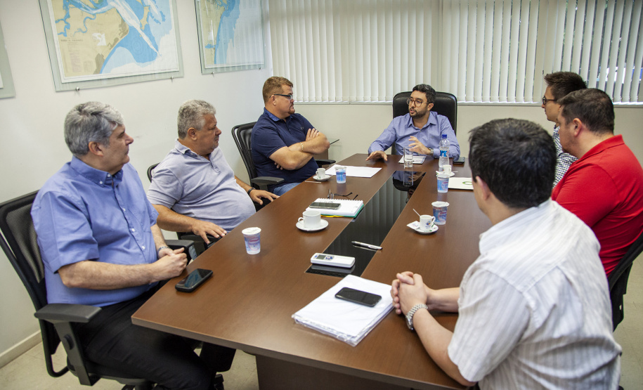 A relação do Porto de Paranaguá com a cidade foi tema de uma reunião entre o diretor dos Portos do Paraná, Luiz Fernando Garcia, e o prefeito Marcelo Roque, nesta sexta-feira (15). O encontro faz parte dos esforços da nova gestão em contribuir com o desenvolvimento do município e aproximar a comunidade da atividade portuária. Foto:Claudio Neves/APPA
