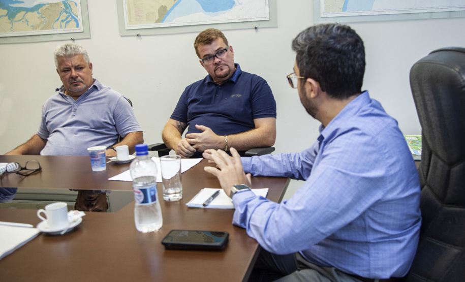 A relação do Porto de Paranaguá com a cidade foi tema de uma reunião entre o diretor dos Portos do Paraná, Luiz Fernando Garcia, e o prefeito Marcelo Roque, nesta sexta-feira (15). O encontro faz parte dos esforços da nova gestão em contribuir com o desenvolvimento do município e aproximar a comunidade da atividade portuária. Foto:Claudio Neves/APPA