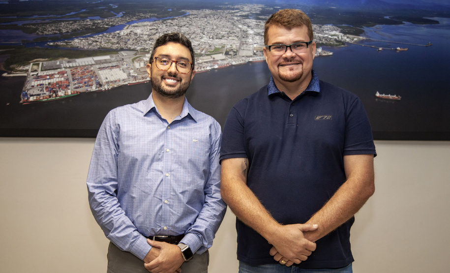 A relação do Porto de Paranaguá com a cidade foi tema de uma reunião entre o diretor dos Portos do Paraná, Luiz Fernando Garcia, e o prefeito Marcelo Roque, nesta sexta-feira (15). O encontro faz parte dos esforços da nova gestão em contribuir com o desenvolvimento do município e aproximar a comunidade da atividade portuária. Foto:Claudio Neves/APPA
