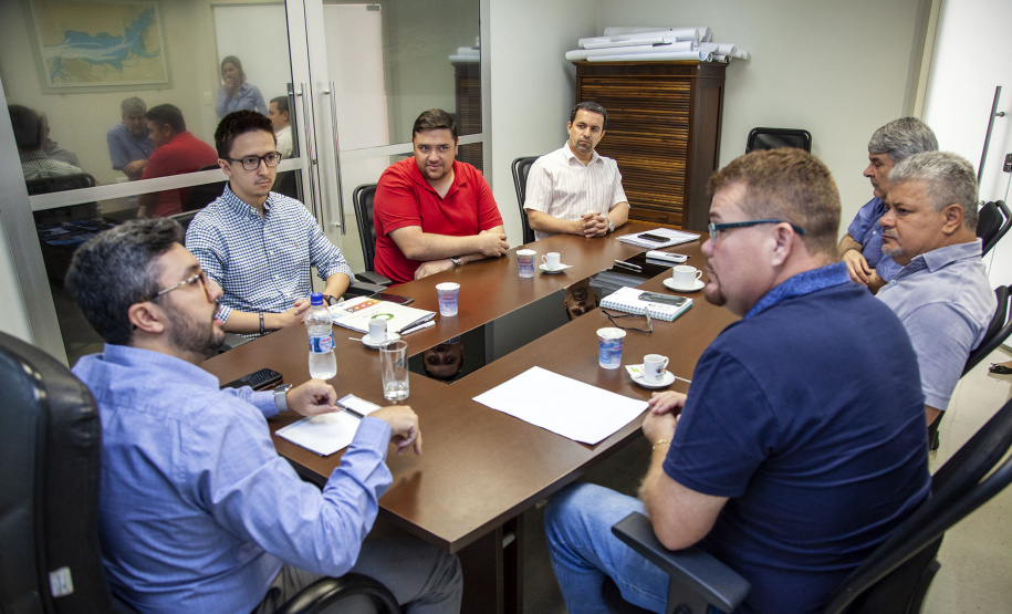 A relação do Porto de Paranaguá com a cidade foi tema de uma reunião entre o diretor dos Portos do Paraná, Luiz Fernando Garcia, e o prefeito Marcelo Roque, nesta sexta-feira (15). O encontro faz parte dos esforços da nova gestão em contribuir com o desenvolvimento do município e aproximar a comunidade da atividade portuária. Foto:Claudio Neves/APPA