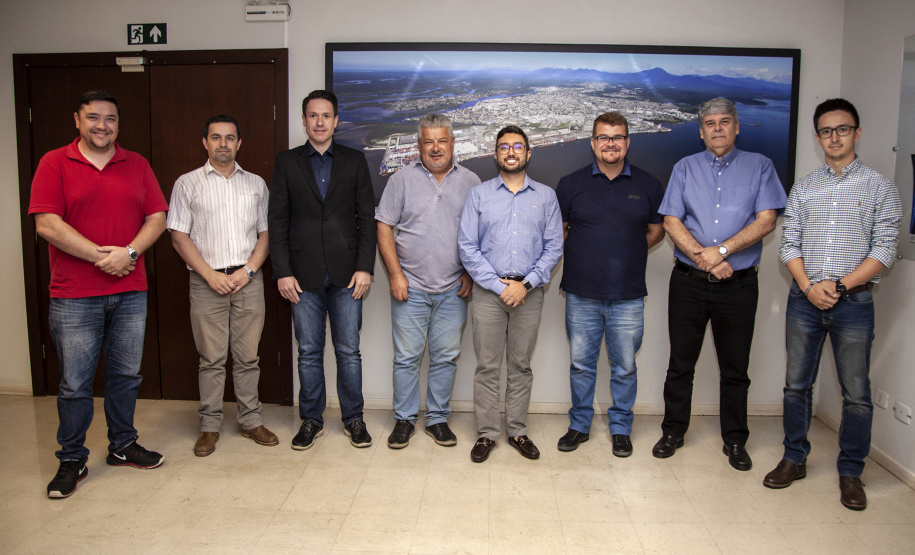 A relação do Porto de Paranaguá com a cidade foi tema de uma reunião entre o diretor dos Portos do Paraná, Luiz Fernando Garcia, e o prefeito Marcelo Roque, nesta sexta-feira (15). O encontro faz parte dos esforços da nova gestão em contribuir com o desenvolvimento do município e aproximar a comunidade da atividade portuária. Foto:Claudio Neves/APPA