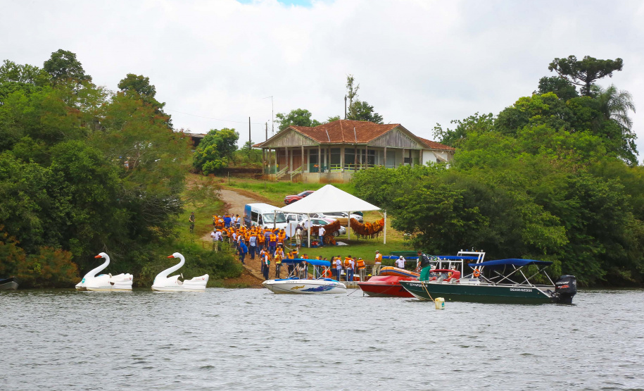 O passeio turístico inaugural da rota de Capanema sobre o Parque Nacional do Iguaçu, no Sudoeste do Paraná, aconteceu nesta sexta-feira (15). Nos mesmos moldes do trecho embaixo das cataratas de Foz do Iguaçu, a operação nesse outro ponto do rio permitirá a exploração do ecoturismo sobre diversas ilhas, trilhas e cachoeiras que compõem o ecossistema local. - Capanema, 15/02/2019 - Foto: Jaelson Lucas/ANPr