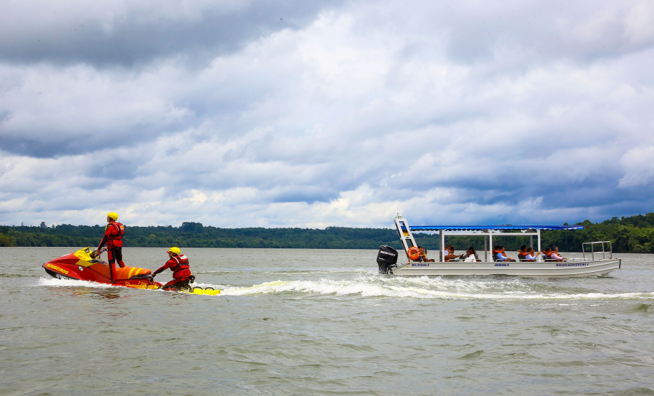 O passeio turístico inaugural da rota de Capanema sobre o Parque Nacional do Iguaçu, no Sudoeste do Paraná, aconteceu nesta sexta-feira (15). Nos mesmos moldes do trecho embaixo das cataratas de Foz do Iguaçu, a operação nesse outro ponto do rio permitirá a exploração do ecoturismo sobre diversas ilhas, trilhas e cachoeiras que compõem o ecossistema local. - Capanema, 15/02/2019 - Foto: Jaelson Lucas/ANPr