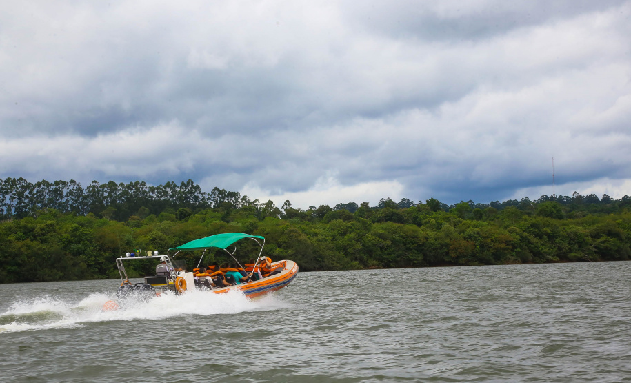 O passeio turístico inaugural da rota de Capanema sobre o Parque Nacional do Iguaçu, no Sudoeste do Paraná, aconteceu nesta sexta-feira (15). Nos mesmos moldes do trecho embaixo das cataratas de Foz do Iguaçu, a operação nesse outro ponto do rio permitirá a exploração do ecoturismo sobre diversas ilhas, trilhas e cachoeiras que compõem o ecossistema local. - Capanema, 15/02/2019 - Foto: Jaelson Lucas/ANPr