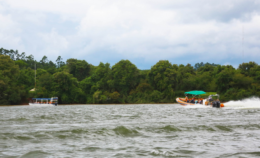O passeio turístico inaugural da rota de Capanema sobre o Parque Nacional do Iguaçu, no Sudoeste do Paraná, aconteceu nesta sexta-feira (15). Nos mesmos moldes do trecho embaixo das cataratas de Foz do Iguaçu, a operação nesse outro ponto do rio permitirá a exploração do ecoturismo sobre diversas ilhas, trilhas e cachoeiras que compõem o ecossistema local. - Capanema, 15/02/2019 - Foto: Jaelson Lucas/ANPr