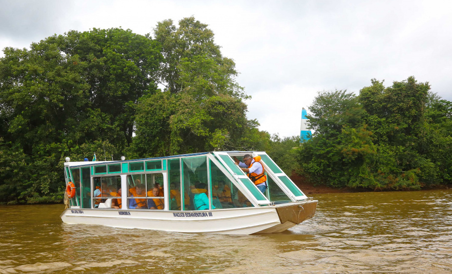 O passeio turístico inaugural da rota de Capanema sobre o Parque Nacional do Iguaçu, no Sudoeste do Paraná, aconteceu nesta sexta-feira (15). Nos mesmos moldes do trecho embaixo das cataratas de Foz do Iguaçu, a operação nesse outro ponto do rio permitirá a exploração do ecoturismo sobre diversas ilhas, trilhas e cachoeiras que compõem o ecossistema local. - Capanema, 15/02/2019 - Foto: Jaelson Lucas/ANPr