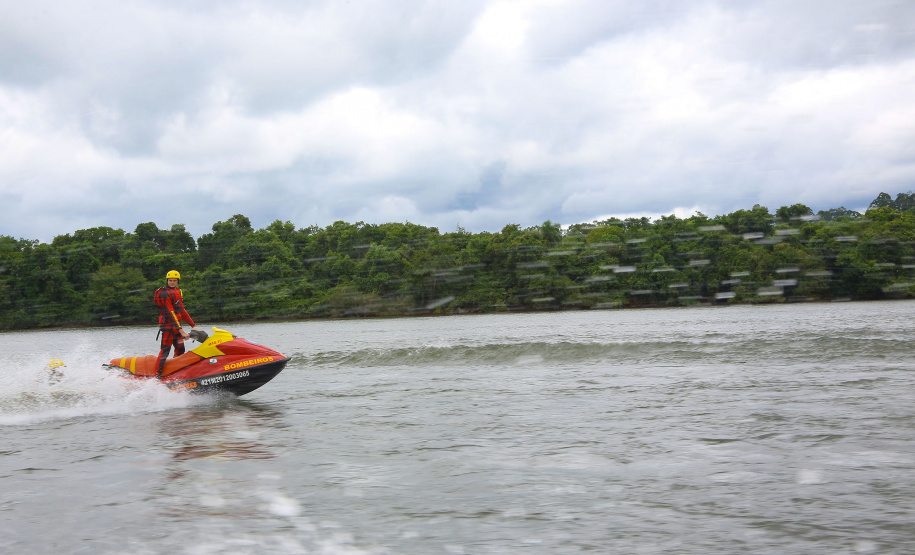 O passeio turístico inaugural da rota de Capanema sobre o Parque Nacional do Iguaçu, no Sudoeste do Paraná, aconteceu nesta sexta-feira (15). Nos mesmos moldes do trecho embaixo das cataratas de Foz do Iguaçu, a operação nesse outro ponto do rio permitirá a exploração do ecoturismo sobre diversas ilhas, trilhas e cachoeiras que compõem o ecossistema local. - Capanema, 15/02/2019 - Foto: Jaelson Lucas/ANPr