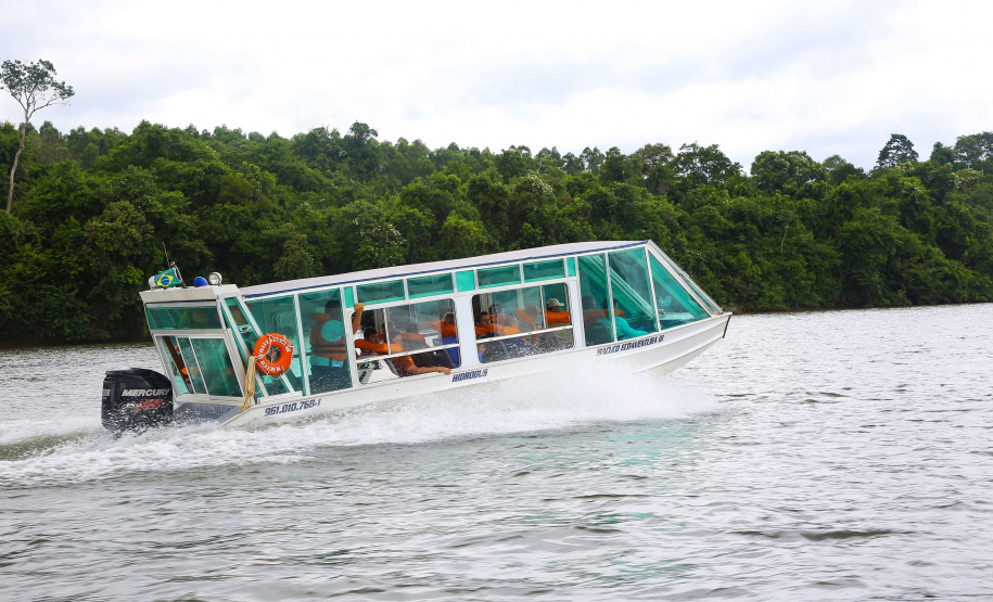 O passeio turístico inaugural da rota de Capanema sobre o Parque Nacional do Iguaçu, no Sudoeste do Paraná, aconteceu nesta sexta-feira (15). Nos mesmos moldes do trecho embaixo das cataratas de Foz do Iguaçu, a operação nesse outro ponto do rio permitirá a exploração do ecoturismo sobre diversas ilhas, trilhas e cachoeiras que compõem o ecossistema local. - Capanema, 15/02/2019 - Foto: Jaelson Lucas/ANPr