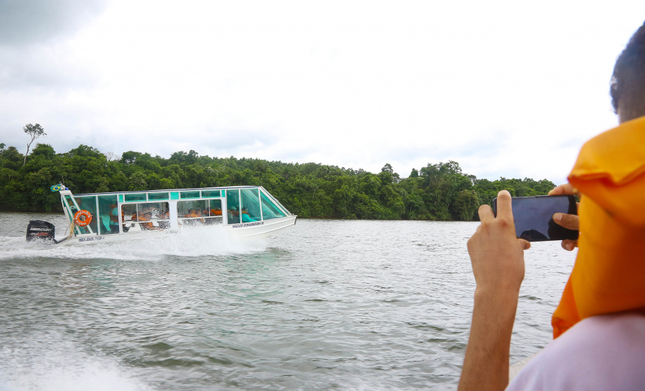 O passeio turístico inaugural da rota de Capanema sobre o Parque Nacional do Iguaçu, no Sudoeste do Paraná, aconteceu nesta sexta-feira (15). Nos mesmos moldes do trecho embaixo das cataratas de Foz do Iguaçu, a operação nesse outro ponto do rio permitirá a exploração do ecoturismo sobre diversas ilhas, trilhas e cachoeiras que compõem o ecossistema local. - Capanema, 15/02/2019 - Foto: Jaelson Lucas/ANPr