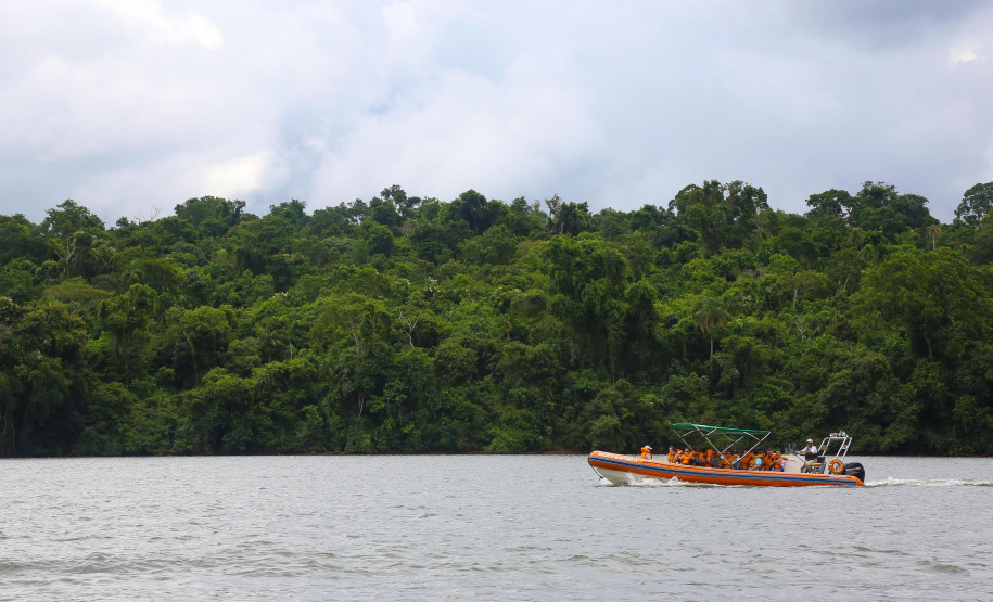 O passeio turístico inaugural da rota de Capanema sobre o Parque Nacional do Iguaçu, no Sudoeste do Paraná, aconteceu nesta sexta-feira (15). Nos mesmos moldes do trecho embaixo das cataratas de Foz do Iguaçu, a operação nesse outro ponto do rio permitirá a exploração do ecoturismo sobre diversas ilhas, trilhas e cachoeiras que compõem o ecossistema local. - Capanema, 15/02/2019 - Foto: Jaelson Lucas/ANPr