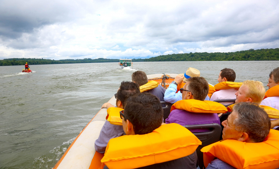 O passeio turístico inaugural da rota de Capanema sobre o Parque Nacional do Iguaçu, no Sudoeste do Paraná, aconteceu nesta sexta-feira (15). Nos mesmos moldes do trecho embaixo das cataratas de Foz do Iguaçu, a operação nesse outro ponto do rio permitirá a exploração do ecoturismo sobre diversas ilhas, trilhas e cachoeiras que compõem o ecossistema local. - Capanema, 15/02/2019 - Foto: Jaelson Lucas/ANPr