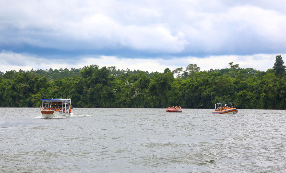 O passeio turístico inaugural da rota de Capanema sobre o Parque Nacional do Iguaçu, no Sudoeste do Paraná, aconteceu nesta sexta-feira (15). Nos mesmos moldes do trecho embaixo das cataratas de Foz do Iguaçu, a operação nesse outro ponto do rio permitirá a exploração do ecoturismo sobre diversas ilhas, trilhas e cachoeiras que compõem o ecossistema local. - Capanema, 15/02/2019 - Foto: Jaelson Lucas/ANPr