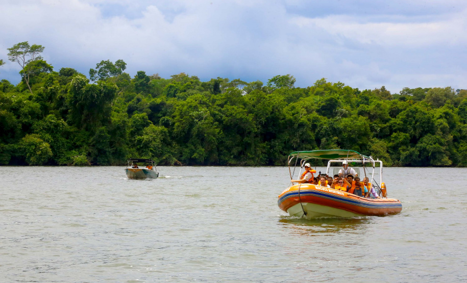 O passeio turístico inaugural da rota de Capanema sobre o Parque Nacional do Iguaçu, no Sudoeste do Paraná, aconteceu nesta sexta-feira (15). Nos mesmos moldes do trecho embaixo das cataratas de Foz do Iguaçu, a operação nesse outro ponto do rio permitirá a exploração do ecoturismo sobre diversas ilhas, trilhas e cachoeiras que compõem o ecossistema local. - Capanema, 15/02/2019 - Foto: Jaelson Lucas/ANPr